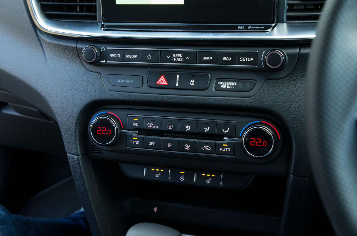 Kia Proceed GT-Line 2019 road test review - centre console