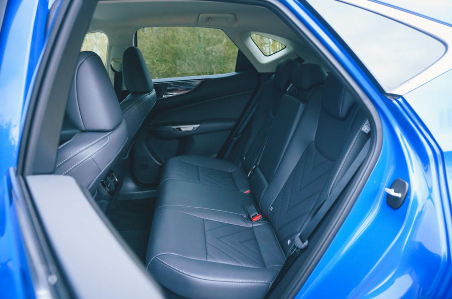 21 Lexus NX 2022 : essai routier des sièges arrière