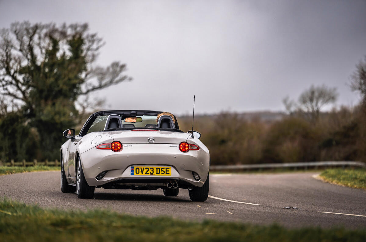 21 Mazda MX 5 RT mise à jour 2023 virage arrière