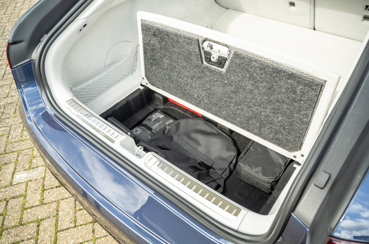 21 mercedes benz eqs 2021 uk lhd fd charging cable storage