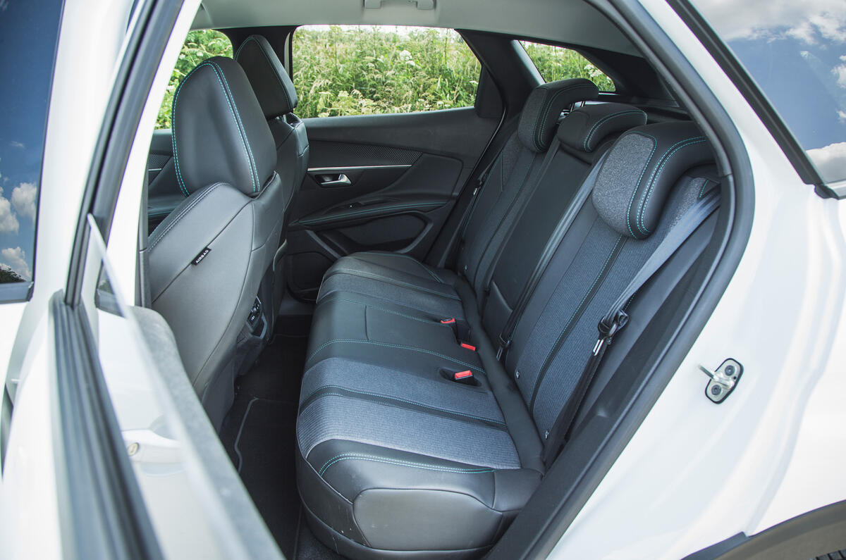 21 Peugeot 3008 2021 RT rear seats