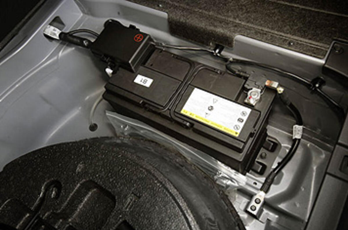 Hyundai Genesis 4.6 V8 Autocar