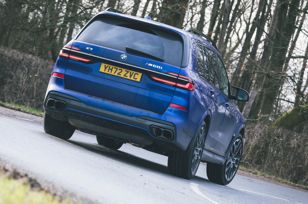 22 BMW X7 M60i RT 2023 rear cornering 1