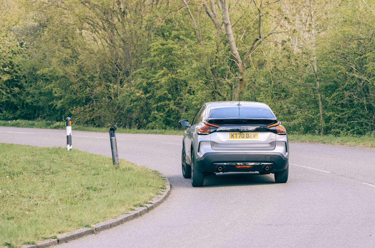 22 Citroen C4 2021 RT en virage arrière