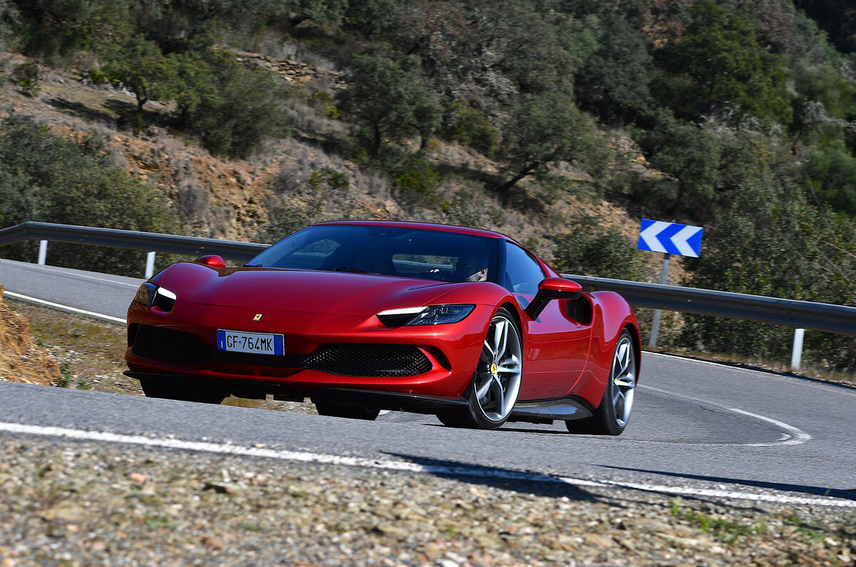 22 Ferrari 296 GTB 2022 : premier essai en virage avant