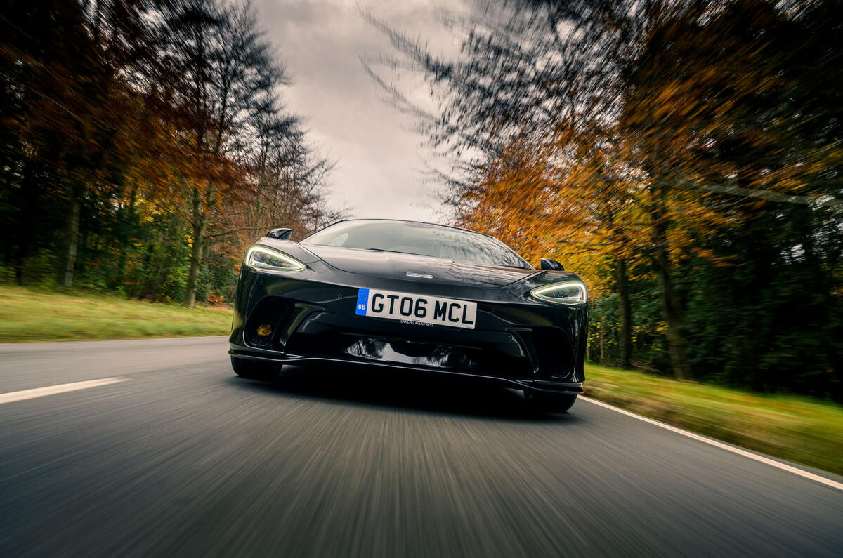 22 McLaren GT 2021 : examen de l'essai routier sur le nez de la route