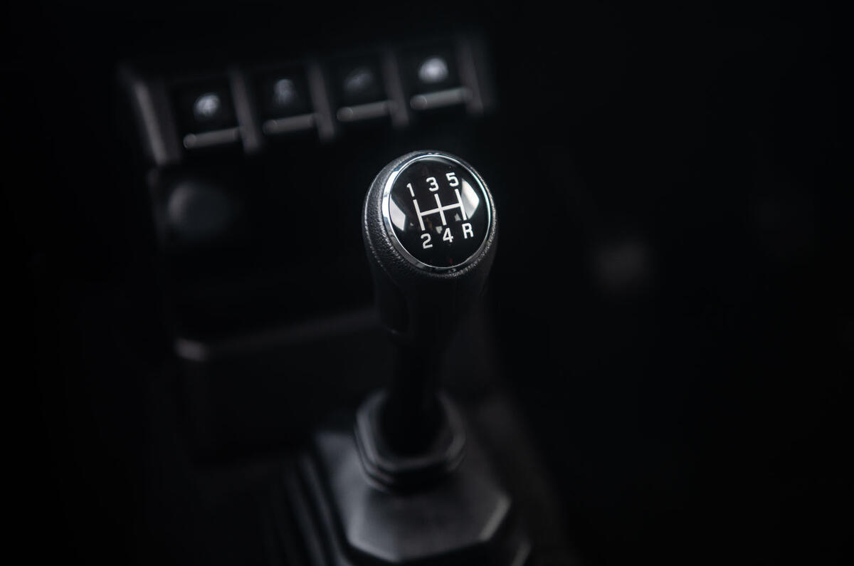 Suzuki Jimny 2018 road test review - gearstick