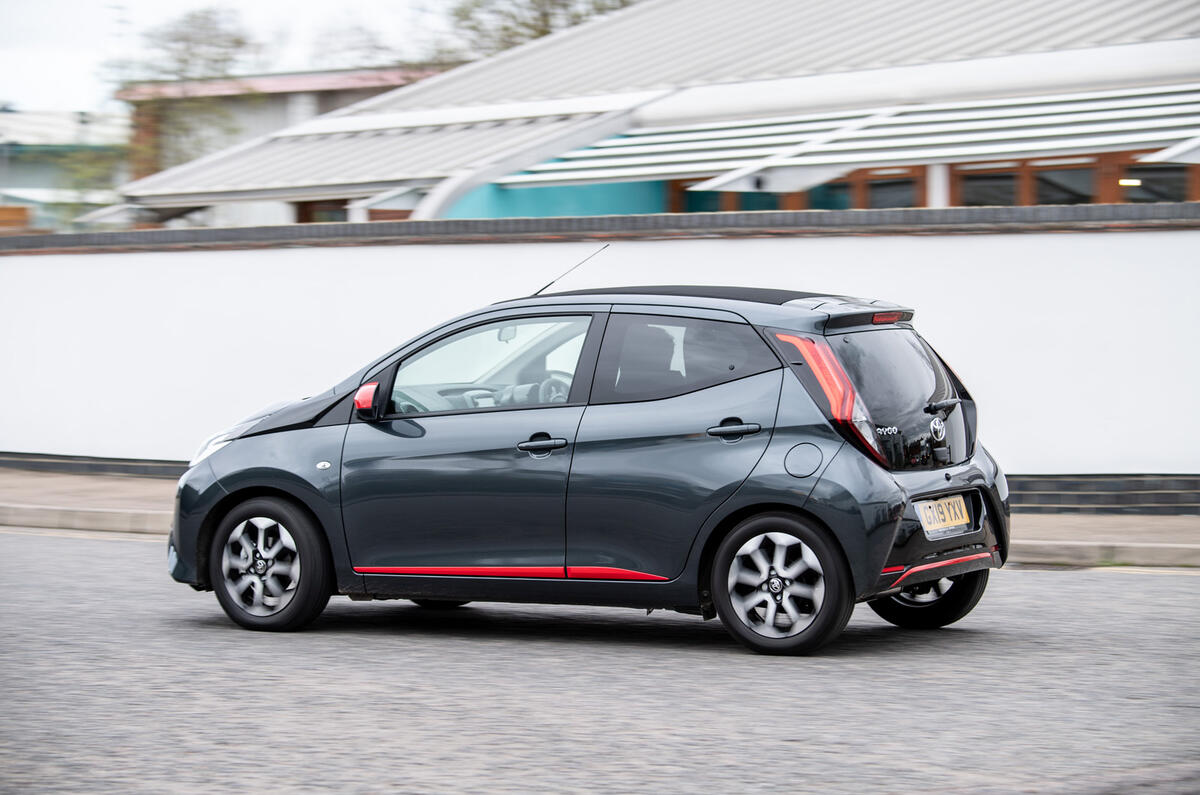 22 Toyota Aygo 2019 UE RT sur route arrière