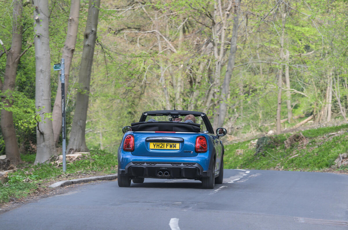 23 Mini Cabriolet 2021 RT sur route arrière