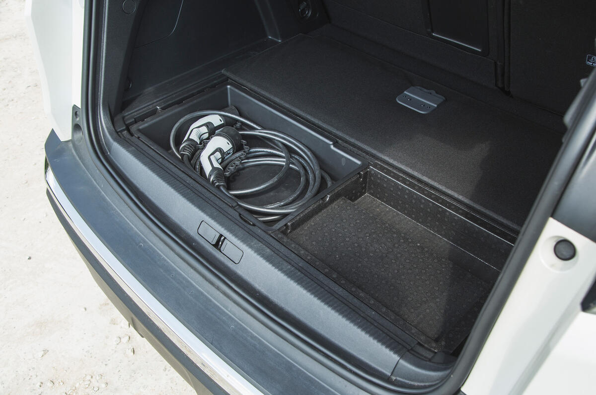 23 Peugeot 3008 2021 RT boot under floor