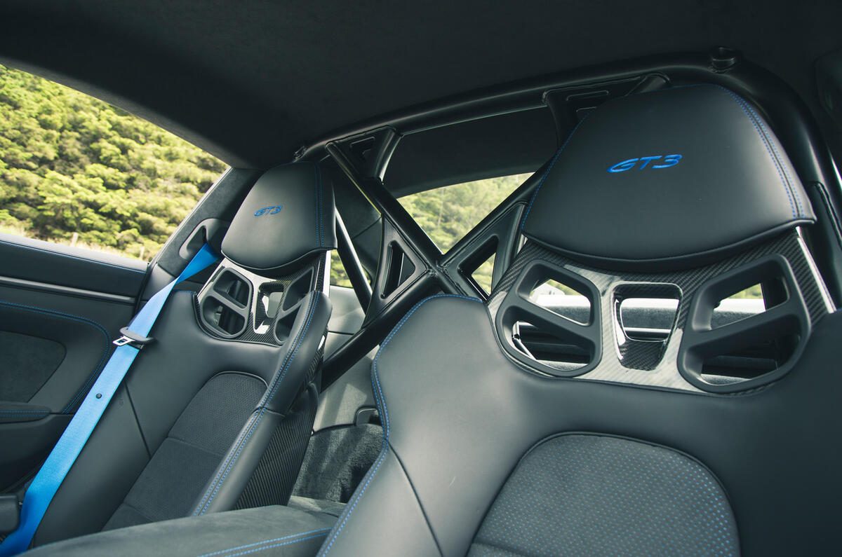 23 Porsche 911 GT3 2021 RT seats