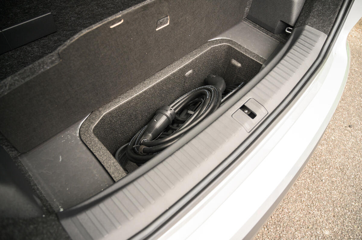 23 Skoda Enyaq IV 2021 RT charging cable