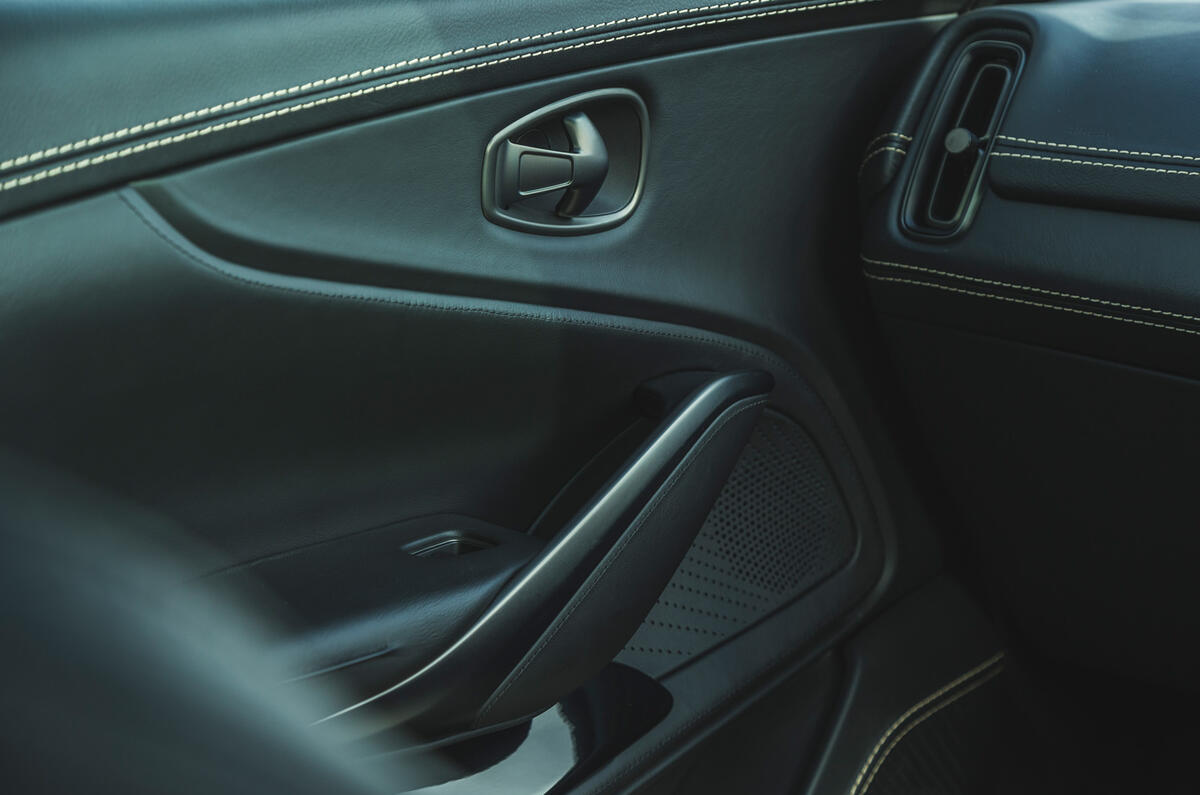 Examen de l'essai routier de l'Aston Martin DBX 2020 - cartes de porte 