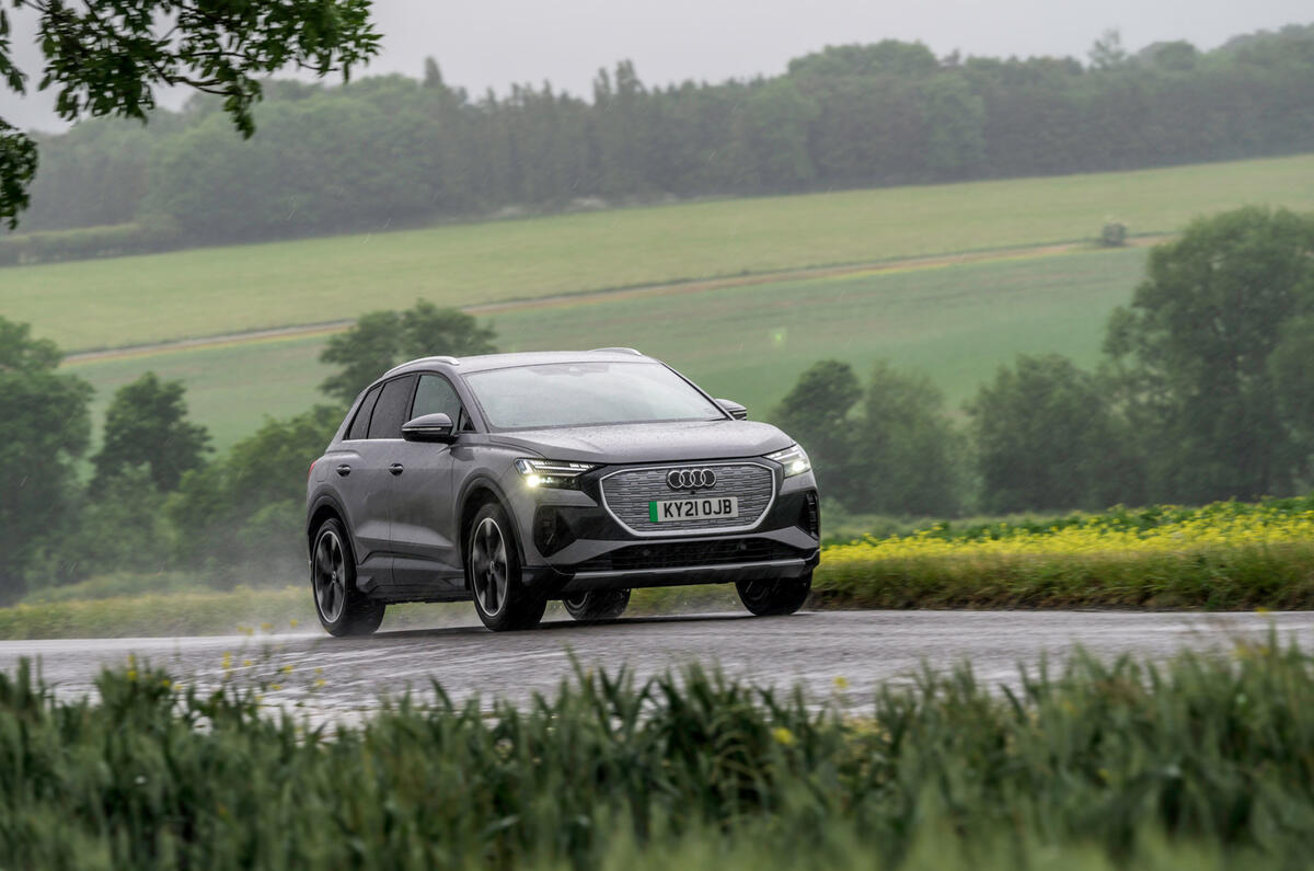 24 Audi Q4 E tron 2021 RT hero sur le front de la route