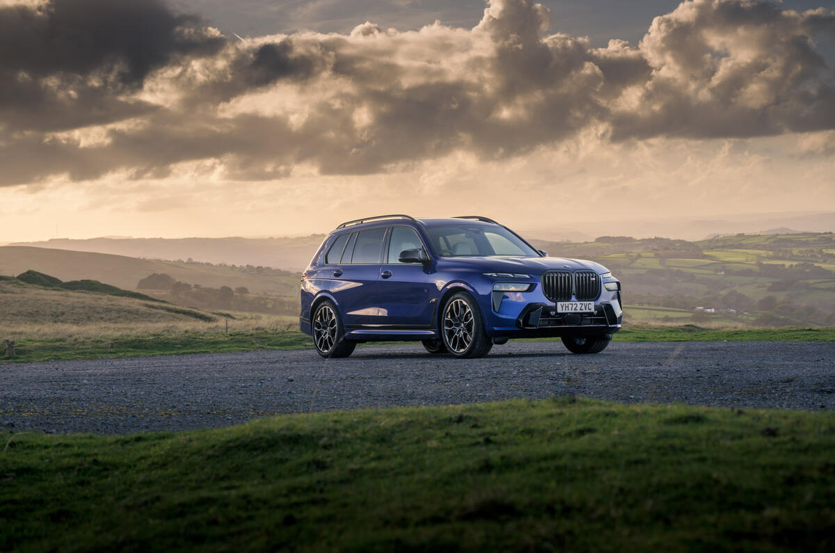 24 BMW X7 M60i RT 2023 static front moody skies
