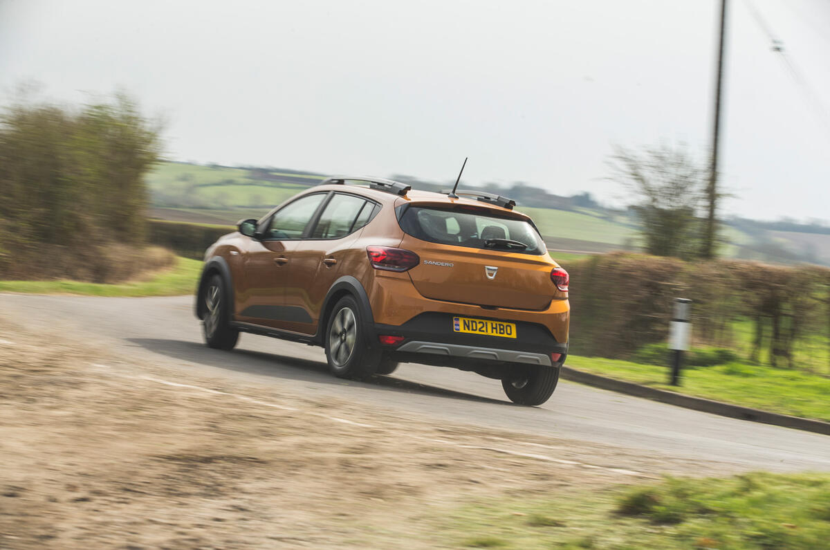 24 Dacia Sandero Stepway 2021 RT en virage arrière