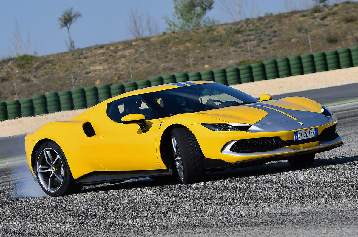 24 Ferrari 296 GTB 2022 premier essai essai avant piste