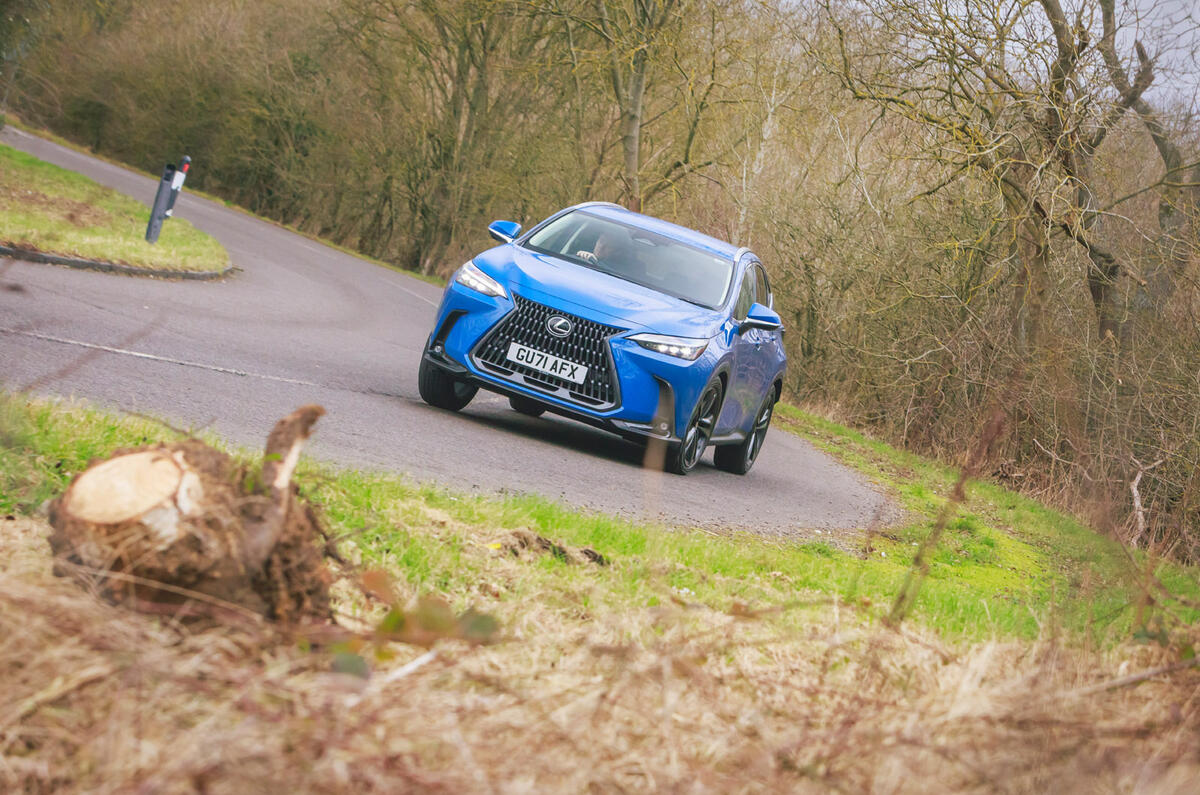 24 Lexus NX 2022 : essai routier, essai de virage avant