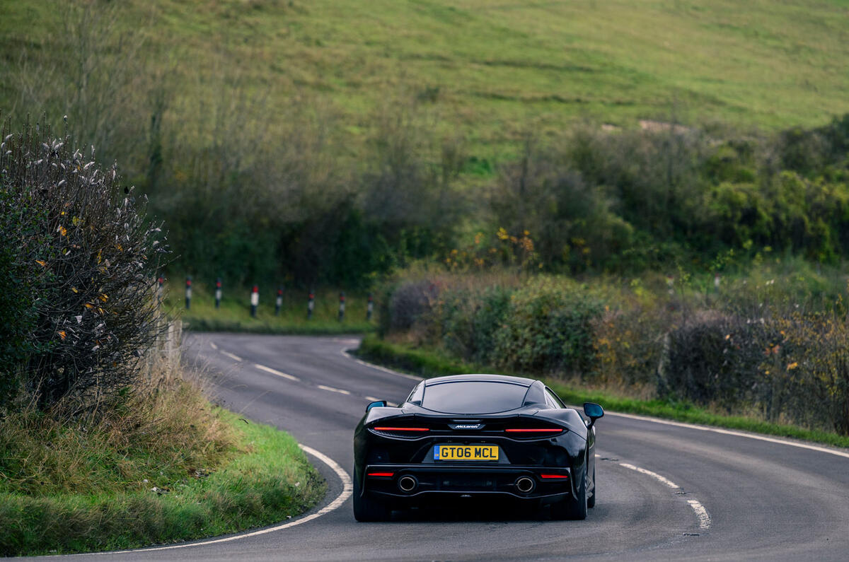 24 McLaren GT 2021 : examen de l'essai routier en virage vers l'arrière