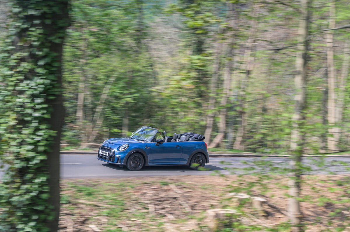 24 Mini Convertible 2021 RT sur le côté de la route