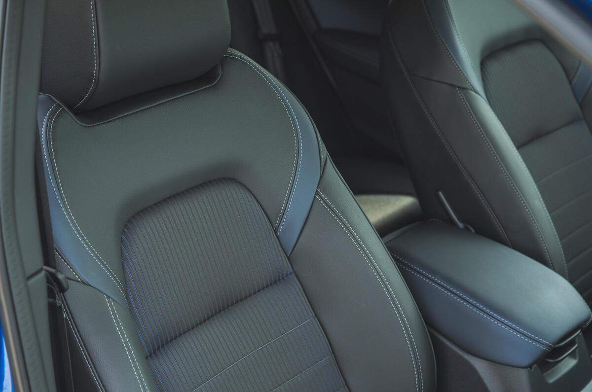 24 Nissan Qashqai 2021 RT front seat details