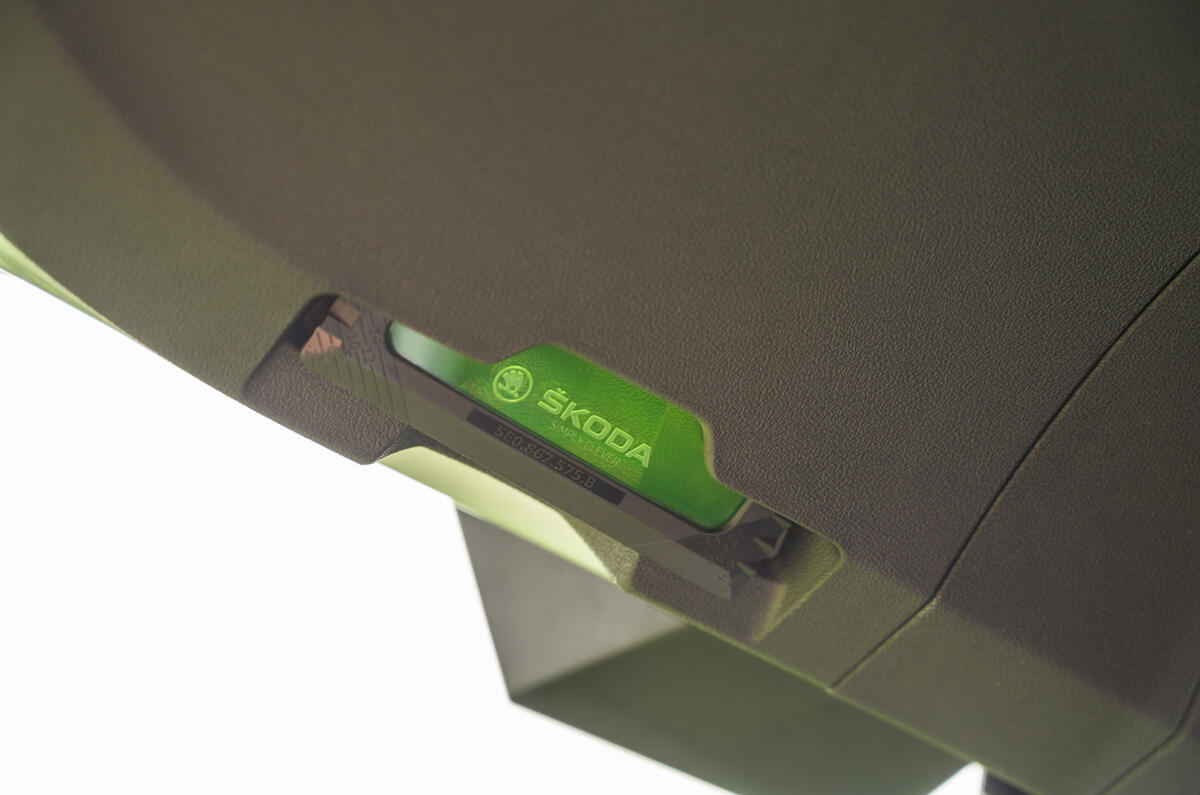 24 Skoda Enyaq IV 2021 RT ice scraper