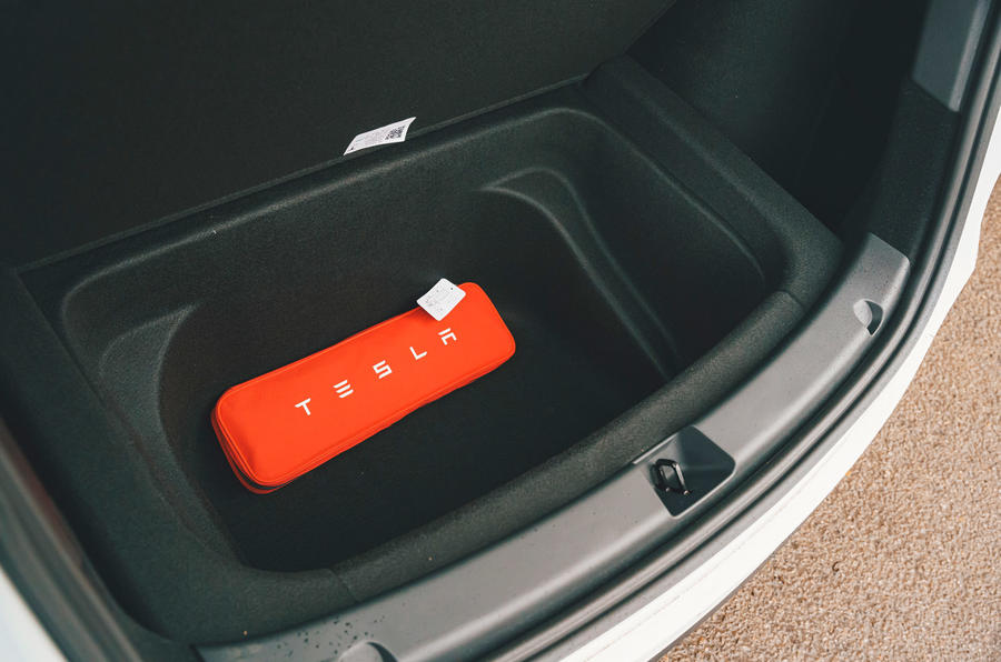 24 Tesla Model Y 2022 : essai routier - sacoche pour câble de chargement