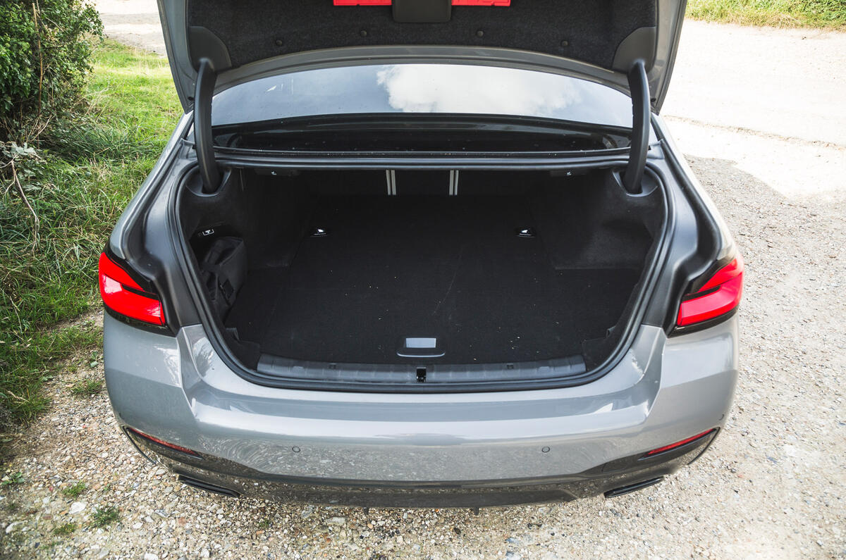 25 BMW 545e 2021 : essai routier du coffre.