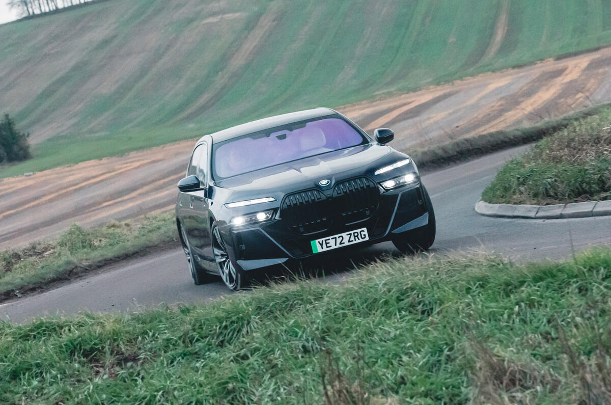 25 BMW I7 RT 2023 front cornering