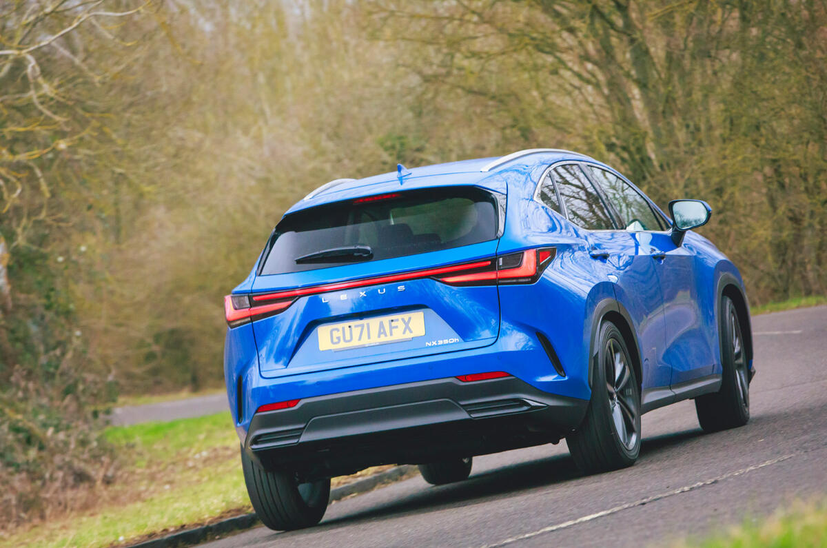 25 Lexus NX 2022 : essai routier, essai de virage arrière