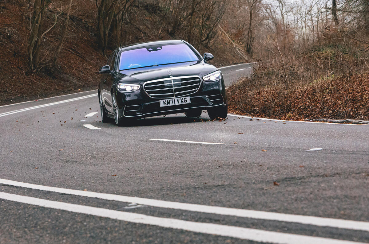 25 Mercedes Benz Classe S 2022 : essai routier, test de virage avant.