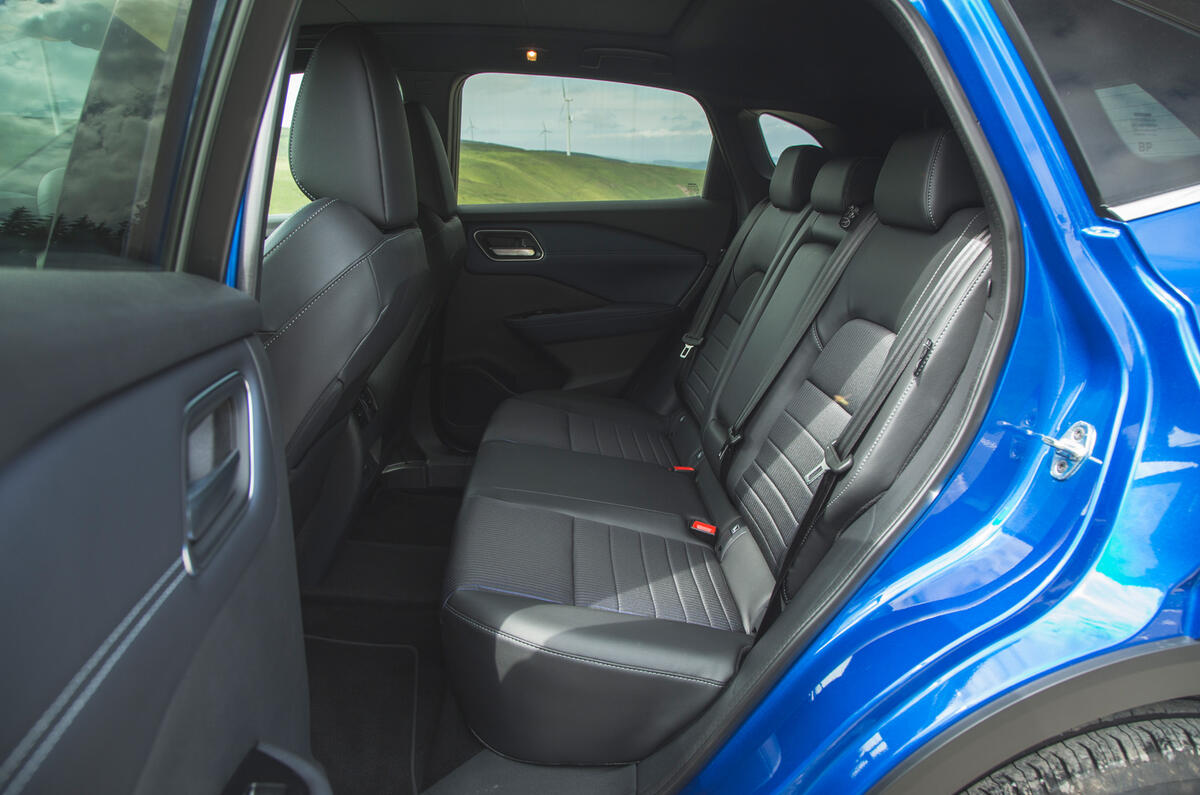 25 Nissan Qashqai 2021 RT rear seats