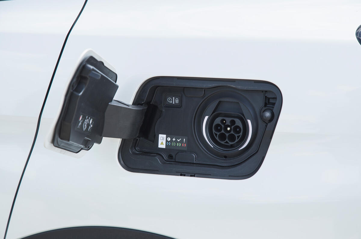 25 Peugeot 3008 2021 RT charging port