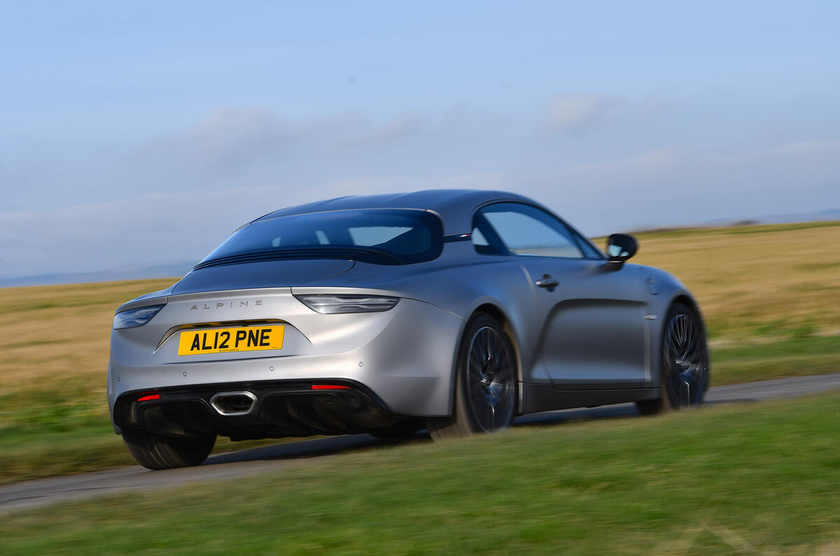 26 Alpine A110 Legende GT 2022 RT sur route arrière