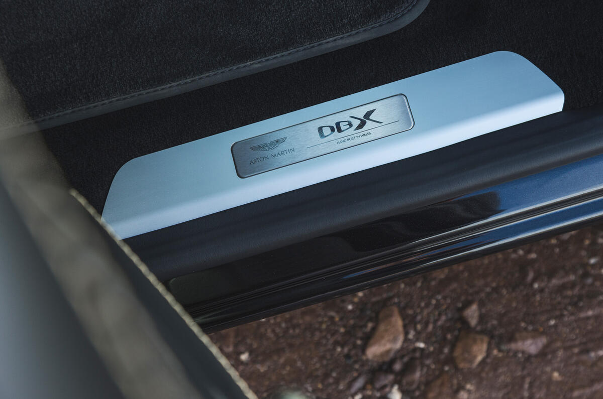 Examen de l'essai routier de l'Aston Martin DBX 2020 - plaques d'éraflures