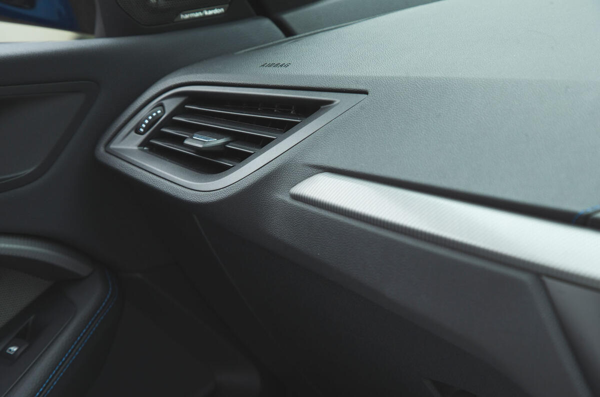 BMW 1 Series 118i 2019 road test review - interior trim