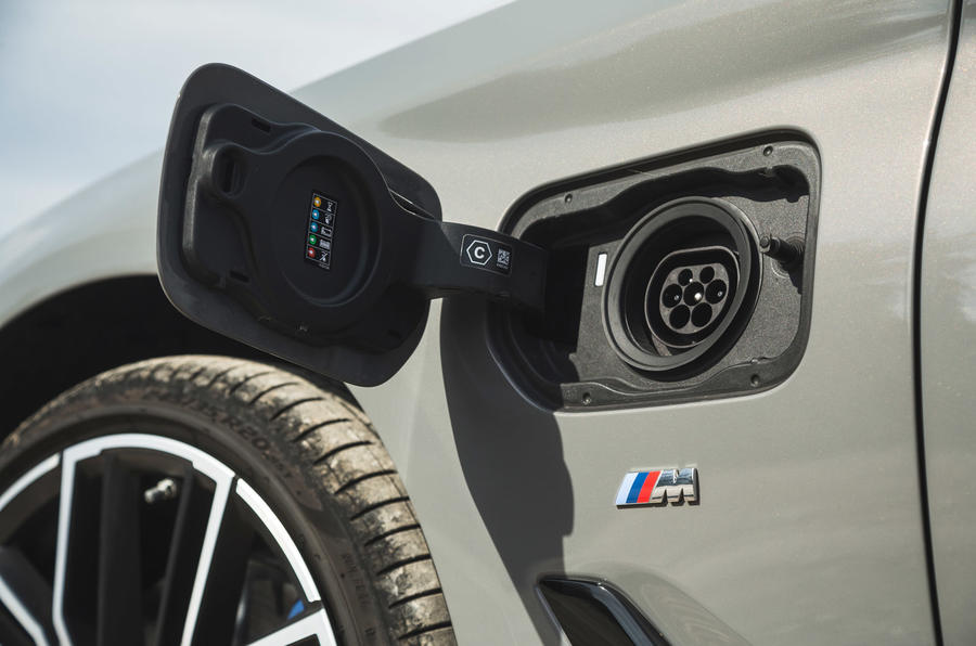 26 BMW 545e 2021 : essai routier - port de charge