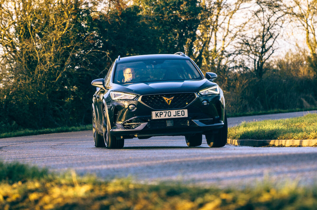 26 Cupra Formentor 2021 examen de l'essai routier dans un virage