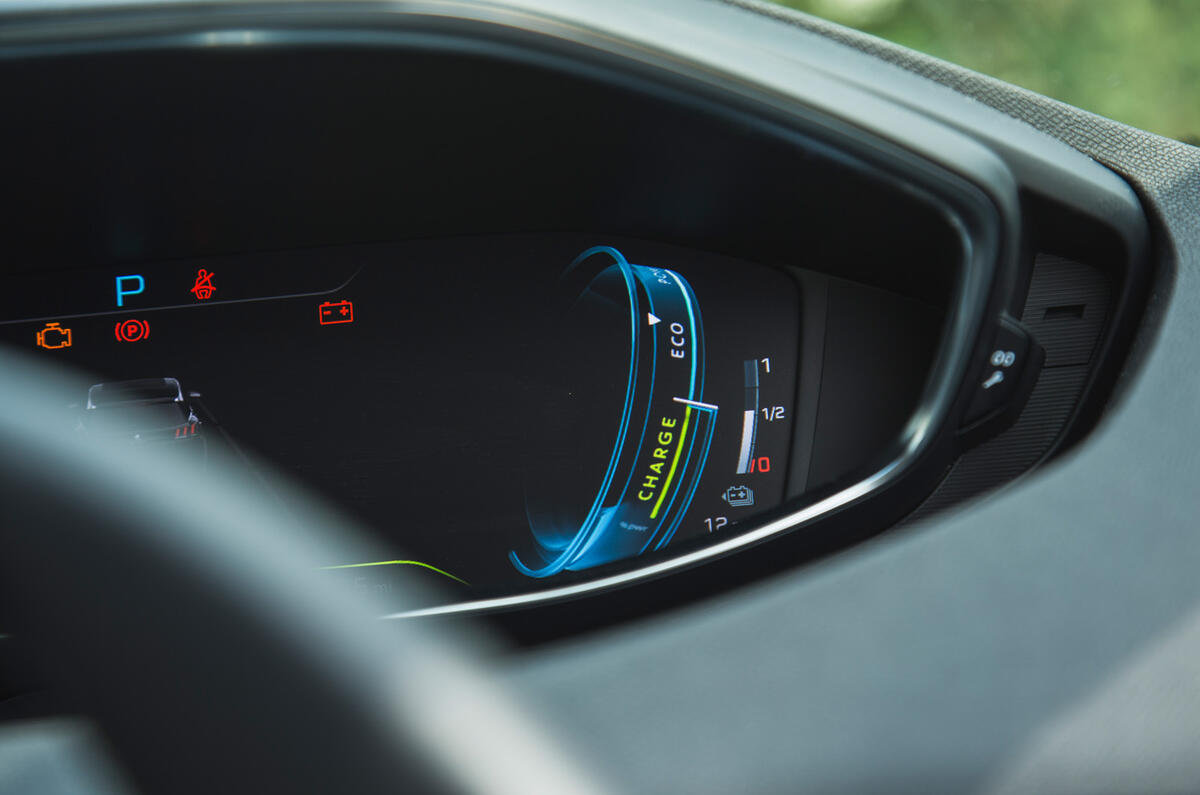 26 Peugeot 3008 2021 RT remaining charge