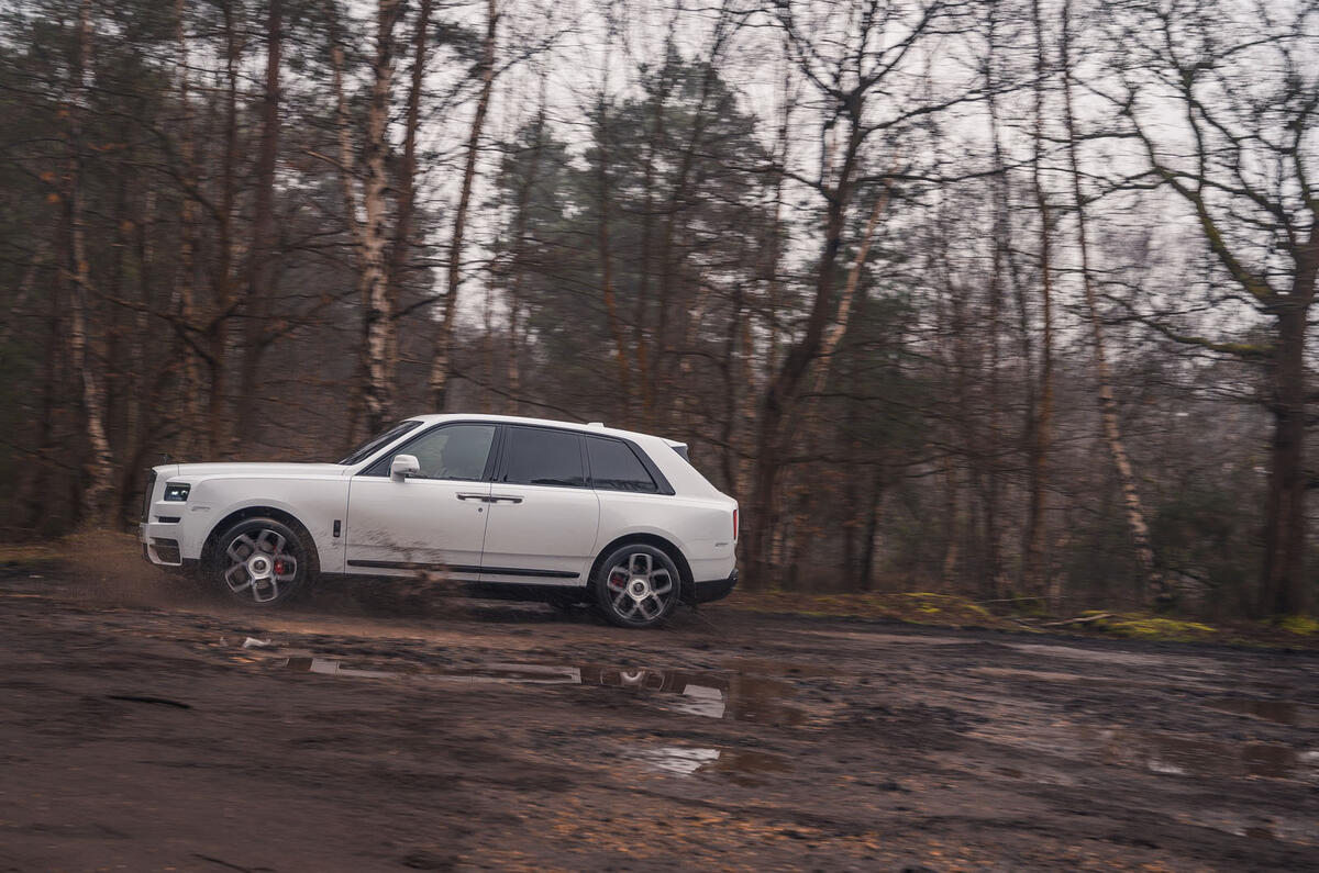 Examen de l'essai routier Rolls Royce Cullinan 2020 - hors route