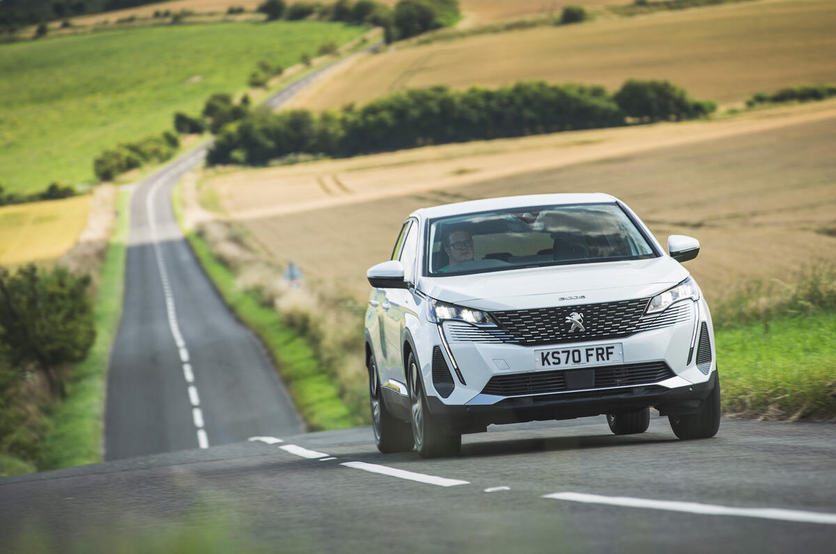 27 Peugeot 3008 2021 RT sur la route avant