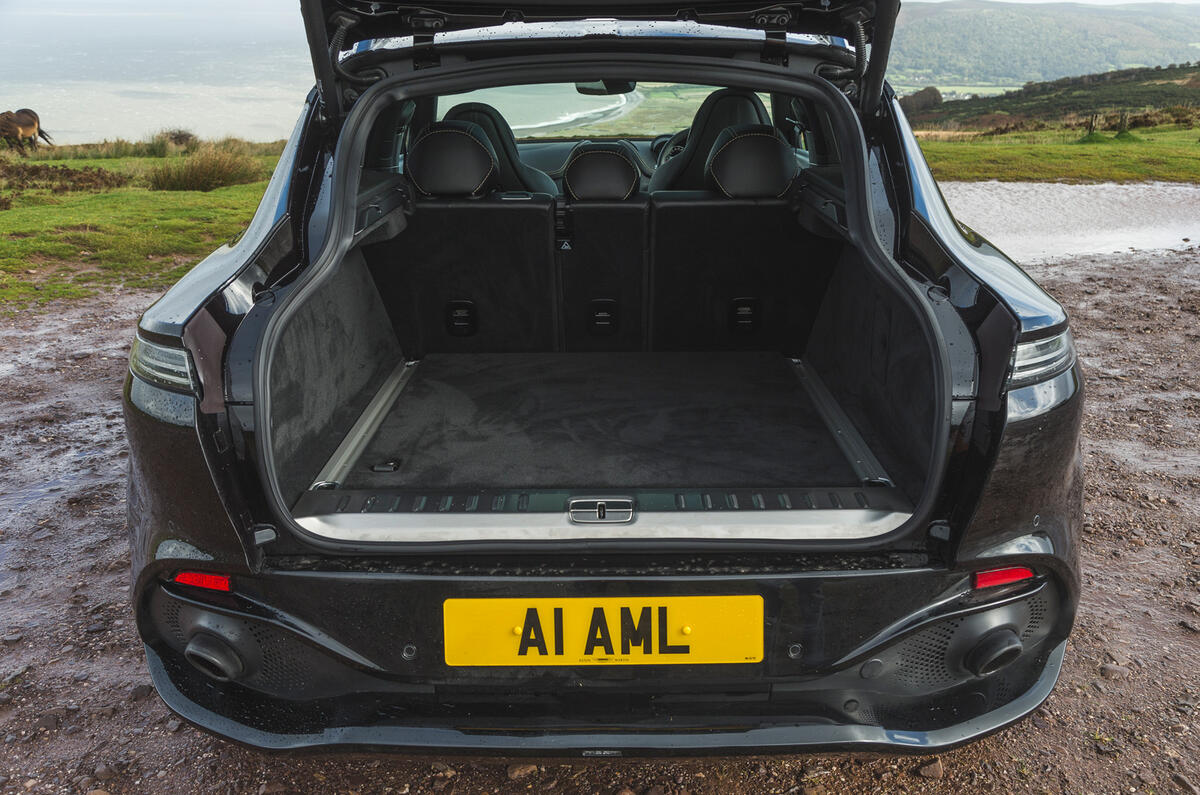 Examen de l'essai routier de l'Aston Martin DBX 2020 - démarrer