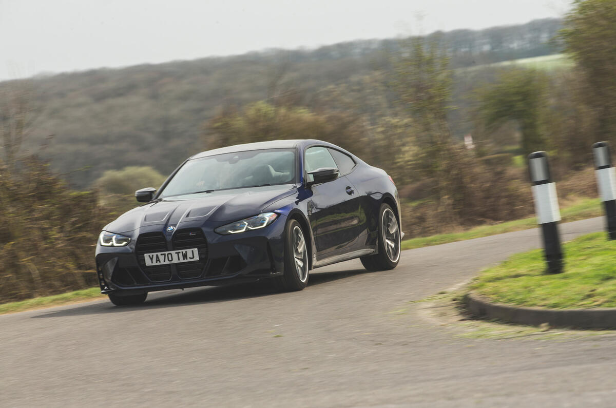 28 BMW M4 Competition 2021 RT avant en virage