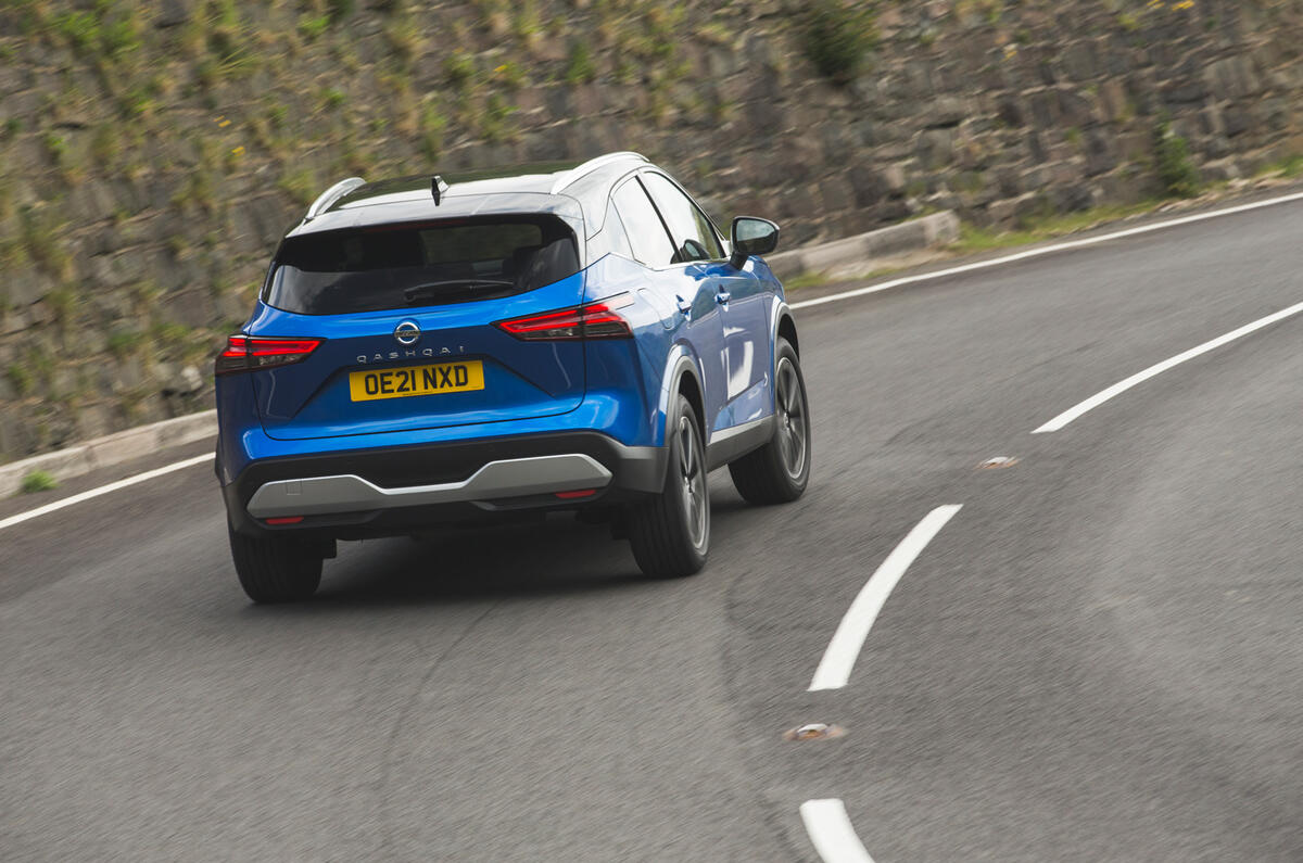 29 Nissan Qashqai 2021 RT cornering rear