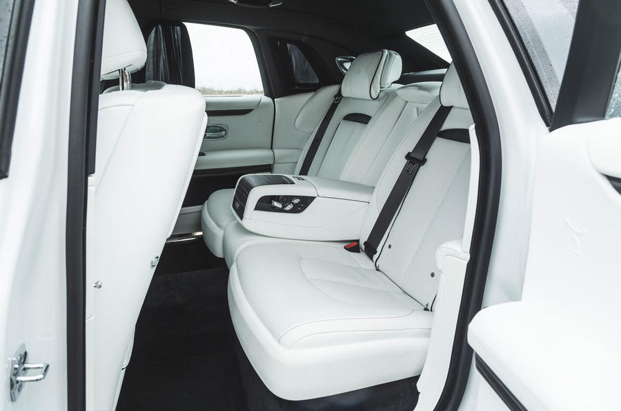 29 sièges arrière de la Rolls Royce Ghost 2021 à l'examen de l'essai routier