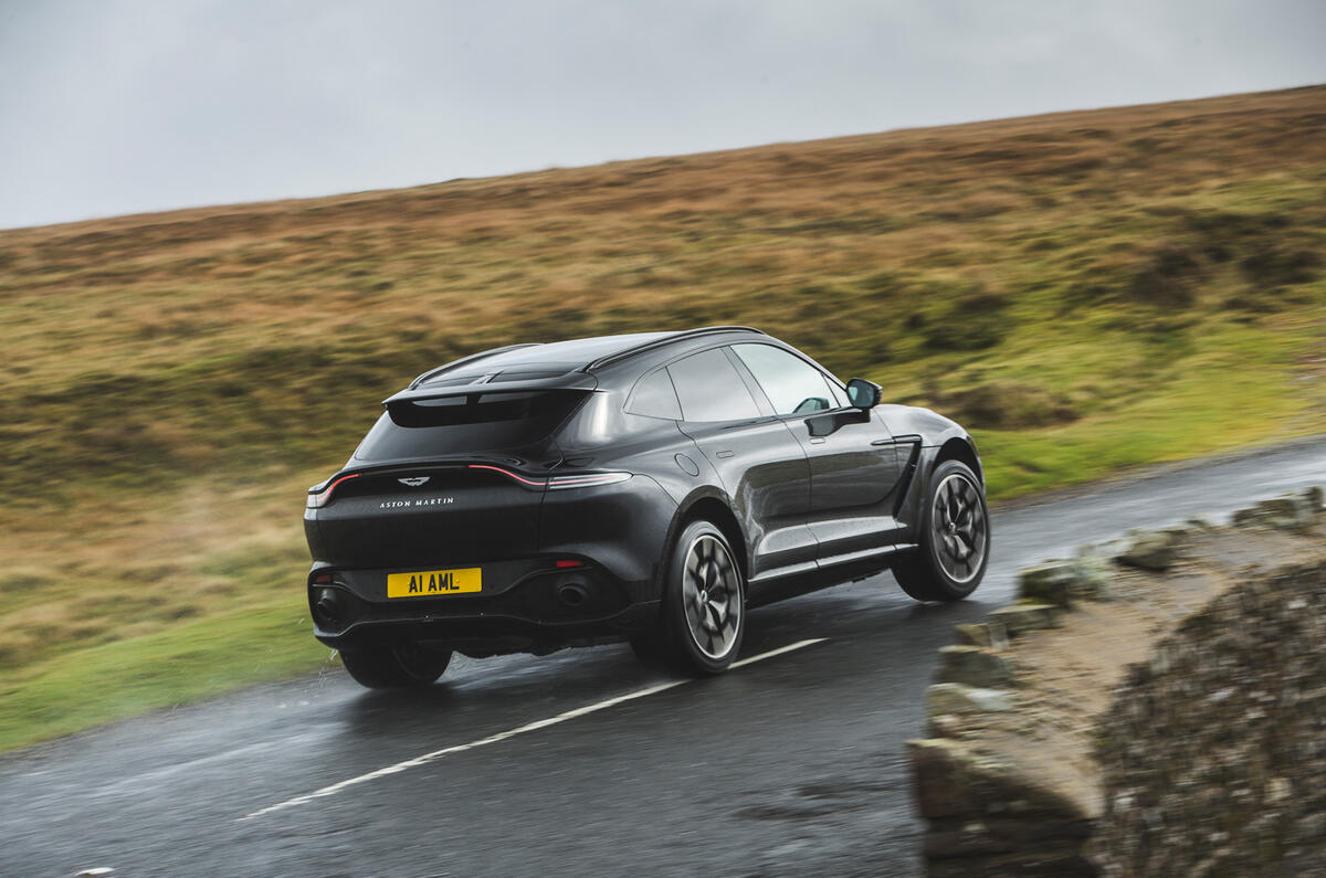 Revue de l'essai routier de l'Aston Martin DBX 2020 - le héros à l'arrière