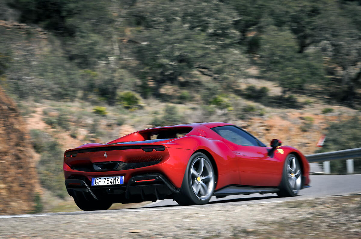 3 Ferrari 296 GTB 2022 : essai de conduite en virage arrière