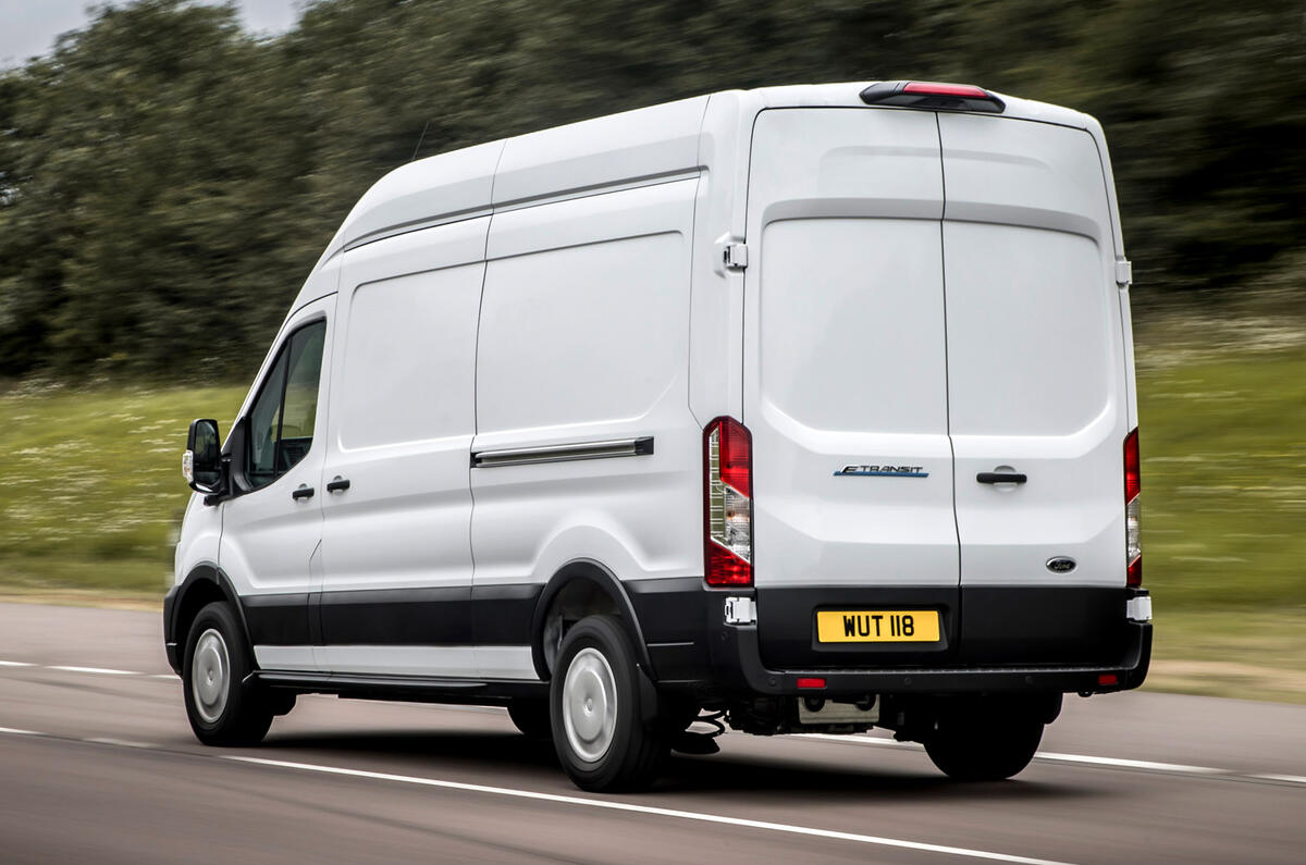 3 Ford e Transit 2022 : premier essai routier, suivi de l'arrière.