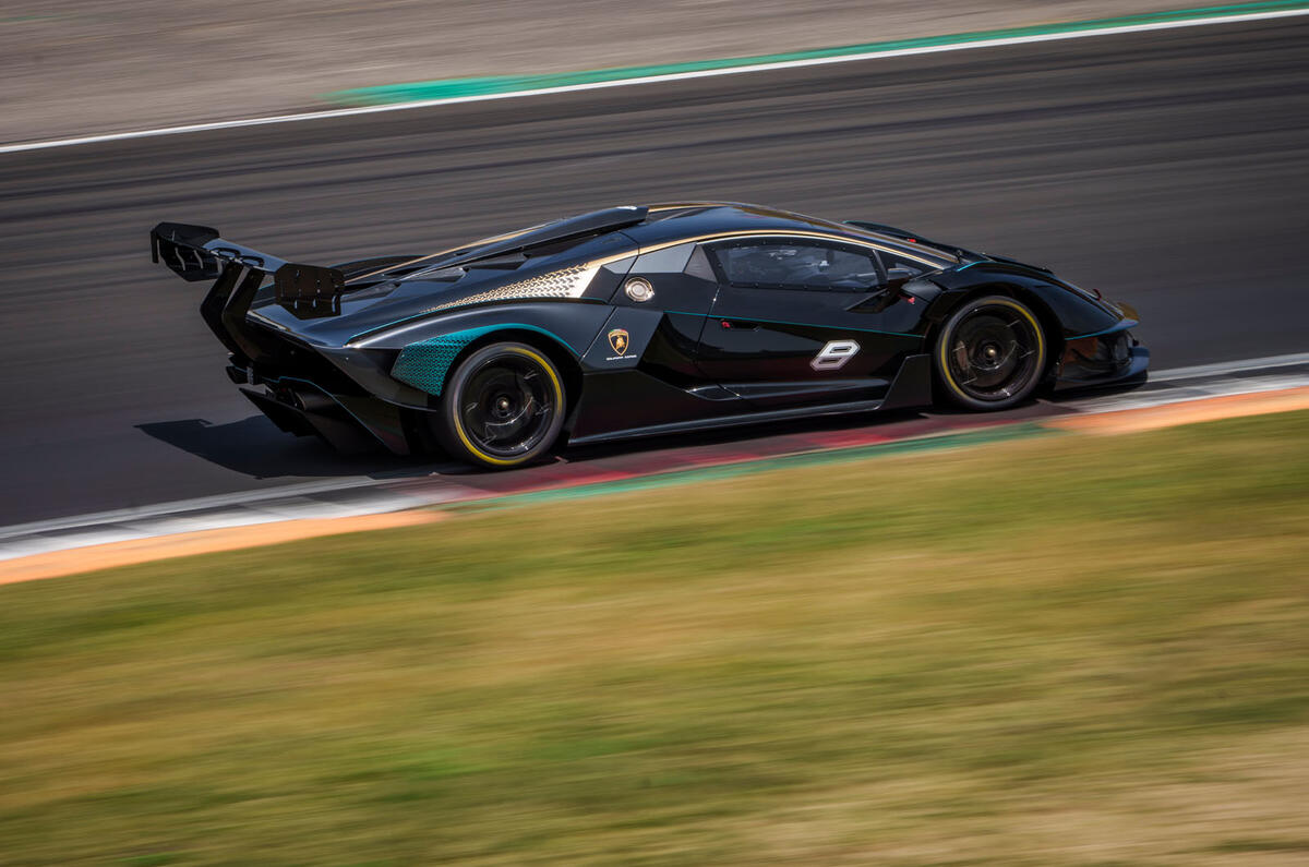 3 Lamborghini Essenza SCV12 2021 RT aérien