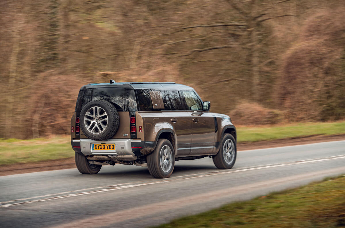 Land Rover Defender 2020 : essai routier - le héros à l'arrière